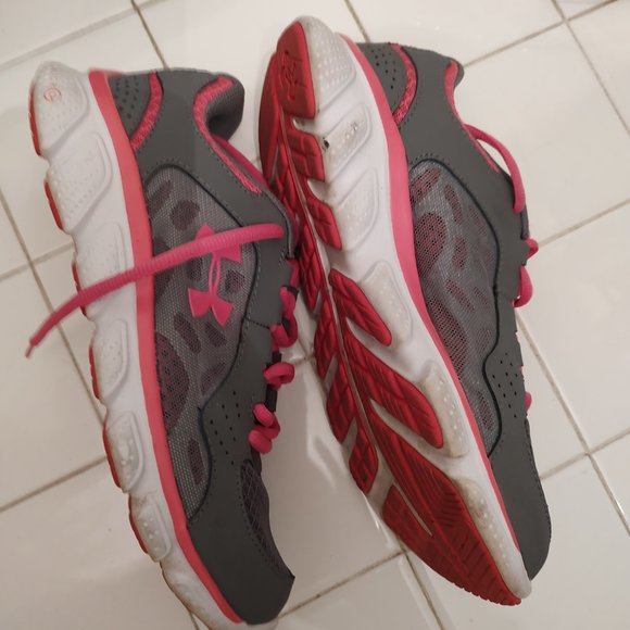 Under armour Micro G Assert IV EUC - Picture 7 of 8